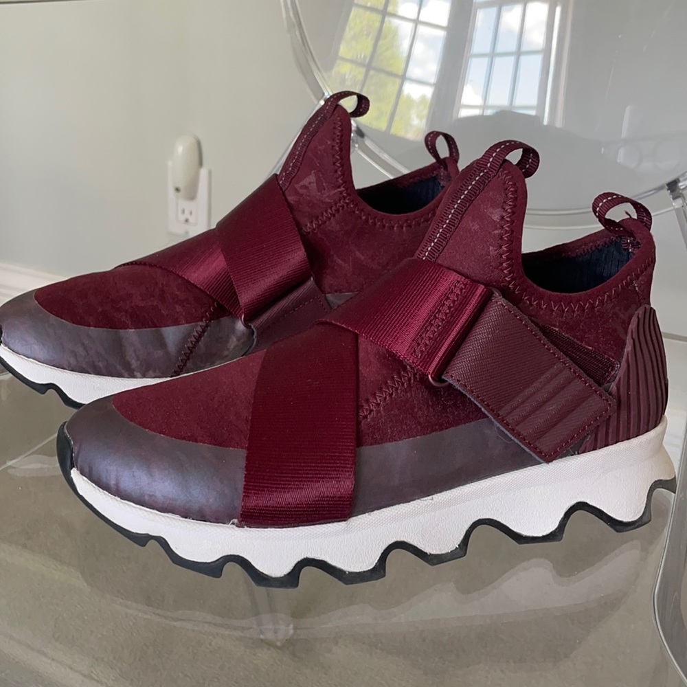 Sorel Kinetic Sneakers dark plum, size 7.5